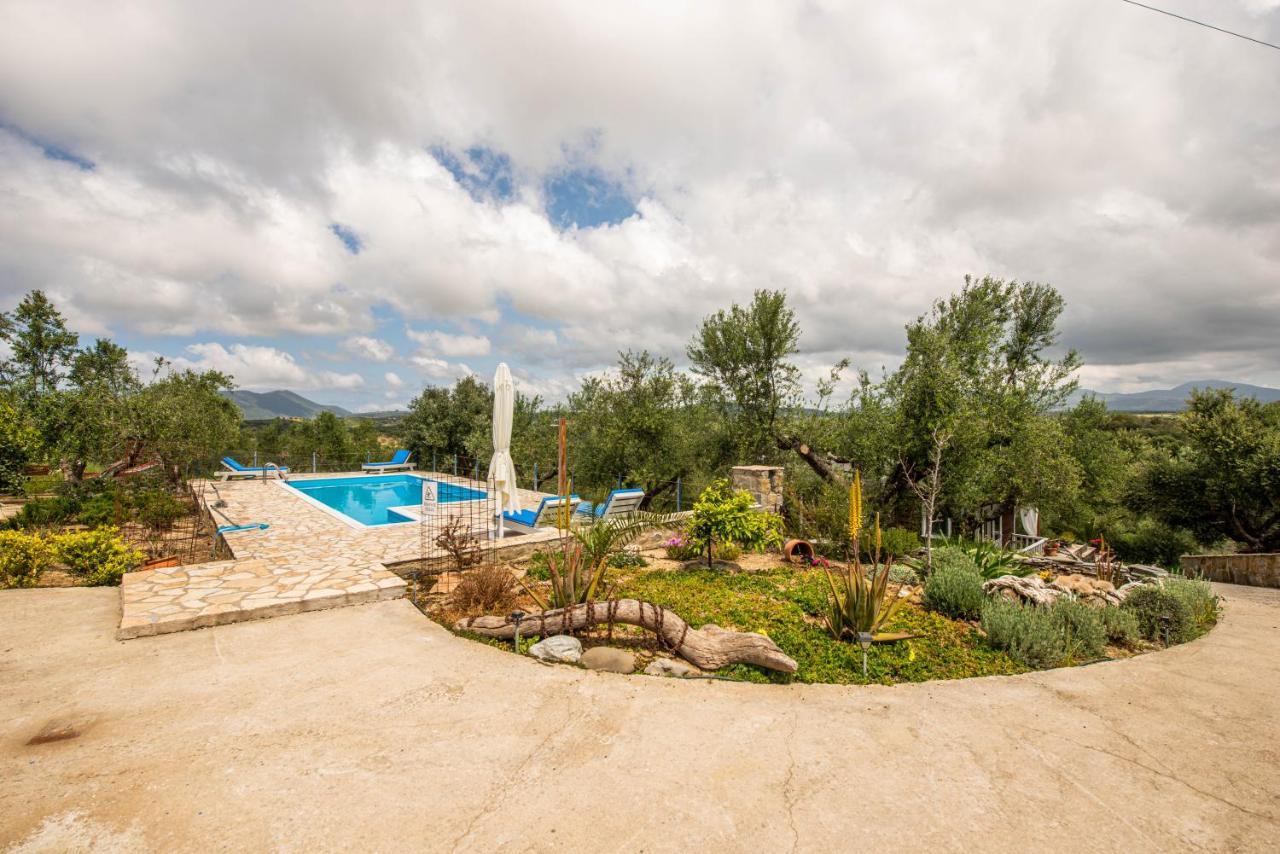 מת'וני Hakuna Matata Holidays Wooden Lodge With Airco & Pool In Greek Olive Grove מראה חיצוני תמונה