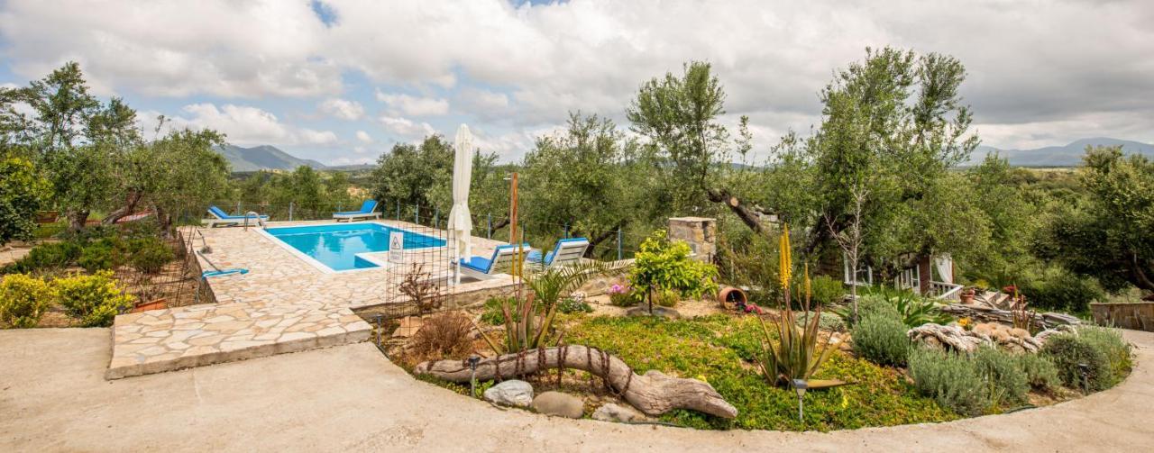 מת'וני Hakuna Matata Holidays Wooden Lodge With Airco & Pool In Greek Olive Grove מראה חיצוני תמונה